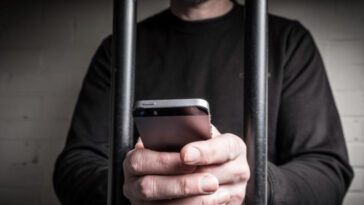 Un prisonnier a utilisé une corde de drap pour attraper des téléphones portables et une télévision piratée