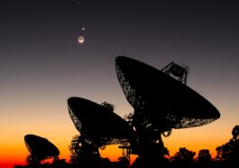 Ilustração de antenas à procura de sinais alienígenas usando Inteligência Artificial