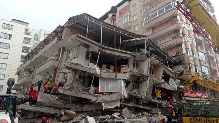 Le tremblement de terre en Turquie de magnitude 7,8 a duré plus d'une minute et a tué des centaines