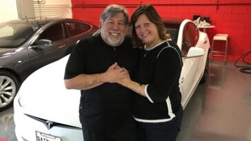 Wozniak, co-fondateur d'Apple, qualifie Elon Musk et Tesla de "malhonnêtes"