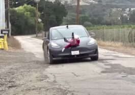 Tesla Model 3 apparaît au Super Bowl en courant sur des modèles pour enfants