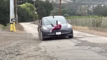 Tesla Model 3 apparaît au Super Bowl en courant sur des modèles pour enfants