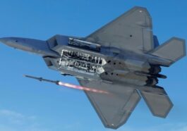 Imagem de um caça F22 Raptor dos EUA a disparar um míssil de 400 mil euros para destruir um balão