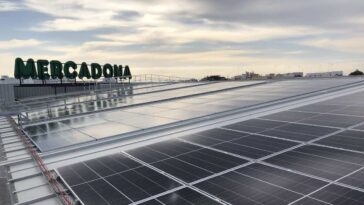 Painéis solares numa superfície da Mercadona