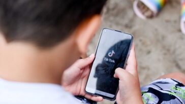 Les enfants passent environ 2 heures par jour sur TikTok, selon un rapport