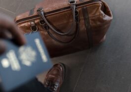 Mala e passaporte para apanhar voo