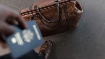 Mala e passaporte para apanhar voo