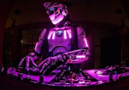 Robô a passar música ilustra a IA enquanto anfitrião na rádio