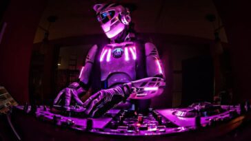 Robô a passar música ilustra a IA enquanto anfitrião na rádio