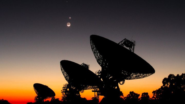 Illustration d'antennes à la recherche de signaux extraterrestres à l'aide de l'intelligence artificielle