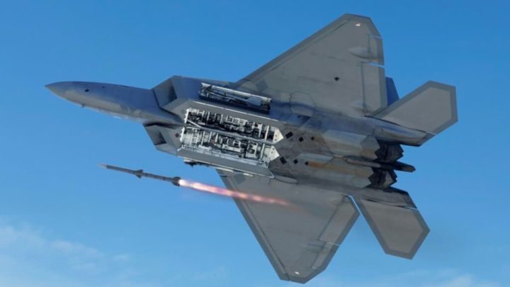 Image d'un chasseur américain F22 Raptor tirant un missile de 400 000 $ pour détruire un ballon