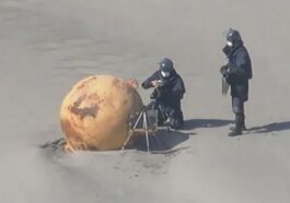 Esfera gigante em praia no japão - será de um balão espião ou de um OVNI?
