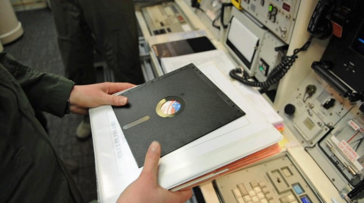 Image d'une disquette de 8 pouces utilisée dans les centrales nucléaires américaines