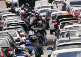 Código da Estrada: Motas podem "furar" nas filas de trânsito?
