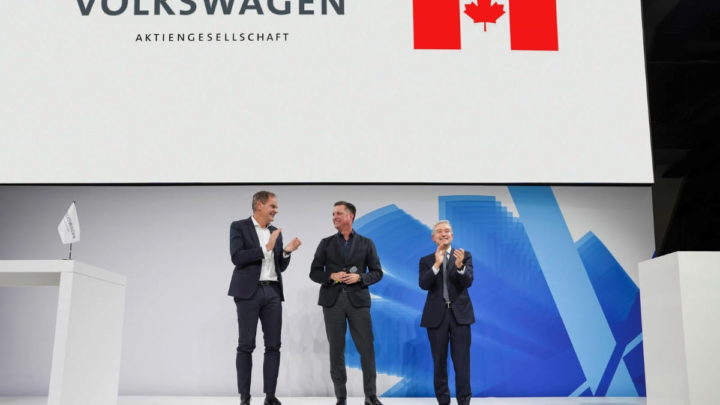 De gauche à droite : Oliver Blume, PDG du groupe Volkswagen ;  Thomas Schmall, PDG de la division composants du groupe Volkswagen ;  Hon.  François-Philippe Champagne, ministre de l'Innovation, des Sciences et de l'Industrie du Canada
