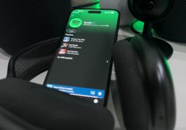Ilustração Spotify no iPhone 14 Pro Max com AirPods Max