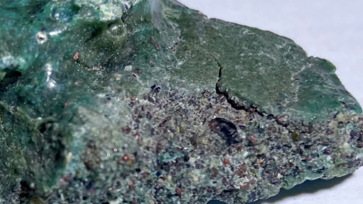 Imagem das rochas plásticas encontradas na Ilha de Trindade, Brasil
