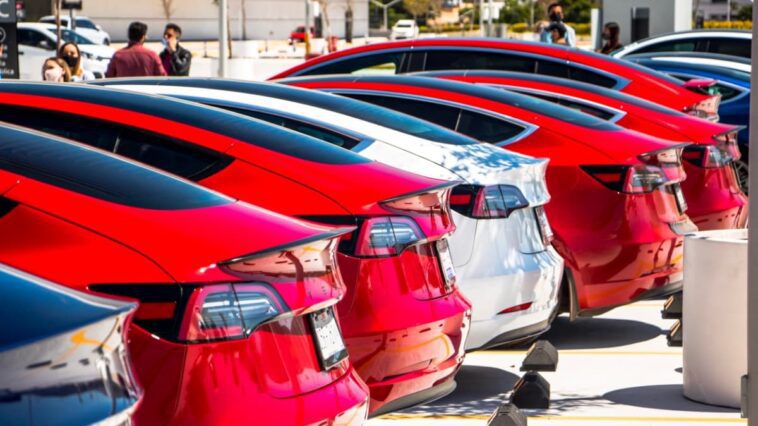 Les voitures électriques pourraient devenir beaucoup moins chères, et il y a une bonne raison à cela. 1 Les voitures électriques pourraient devenir beaucoup moins chères, et il y a une bonne raison à cela.