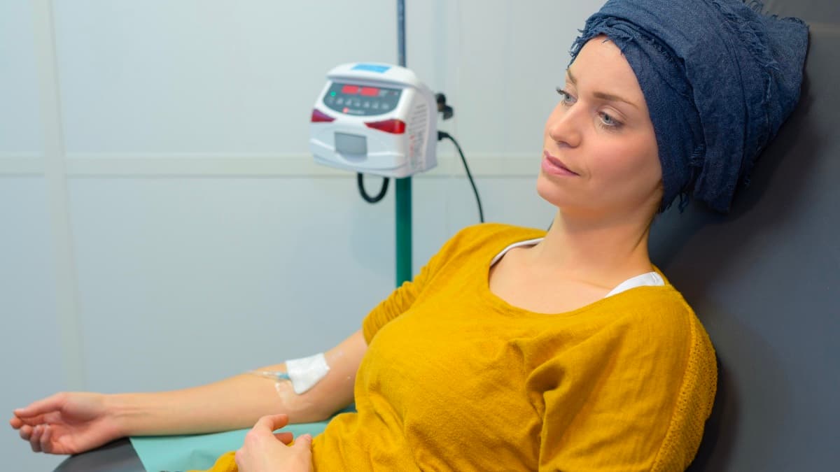 Ilustração mulher com leucemia