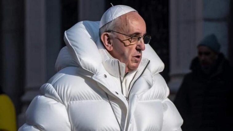 L'image du pape François en blouse blanche et une croix autour du cou est-elle vraie ? 1 Imagem de Papa Francisco de casaco branco e cruz ao pescoço será verdadeira?