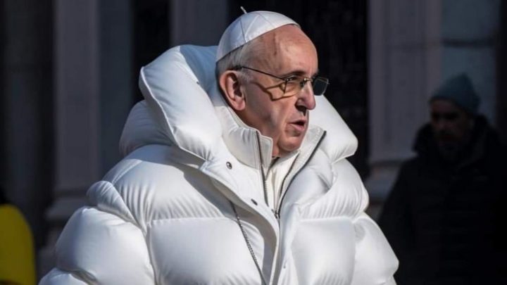 L'image du pape François en blouse blanche et une croix autour du cou est-elle vraie ?