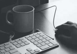 La façon dont nous bougeons la souris et le clavier de l'ordinateur révèle notre niveau de stress 108 Rato e teclado. Foto de Rayi Christian Wicaksono no Unsplash