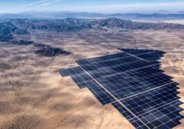 Deserto com painéis solares