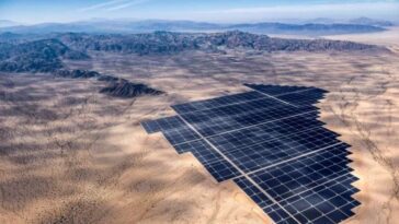 Deserto com painéis solares