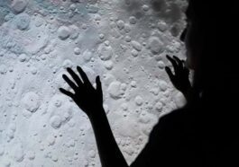 Mulher a "tocar" na Lua
