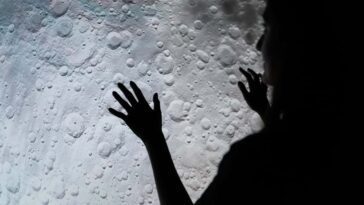 Mulher a "tocar" na Lua