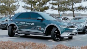 Imagem do Hyundai IONIQ 5 com e-corner para ajudar a estacionar