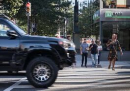 SUV numa passadeira com peões