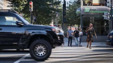SUV numa passadeira com peões