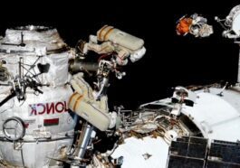 Imagem da NASA do cosmonauta russo a enviar lixo da ISS para a Terra