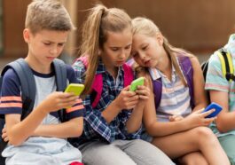 Plus de 1 700 personnes signent une pétition pour mettre fin aux téléphones portables dans les aires de jeux