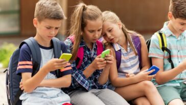 Plus de 1 700 personnes signent une pétition pour mettre fin aux téléphones portables dans les aires de jeux