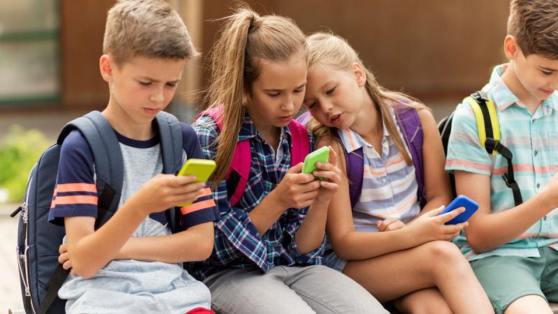 Plus de 1 700 personnes signent une pétition pour mettre fin aux téléphones portables dans les aires de jeux