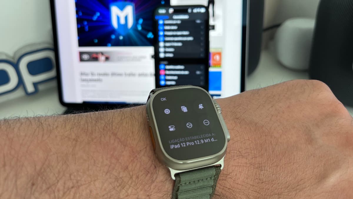 Imagem do Apple Watch a controlar um iPad e iPhone com opção da Acessibilidade