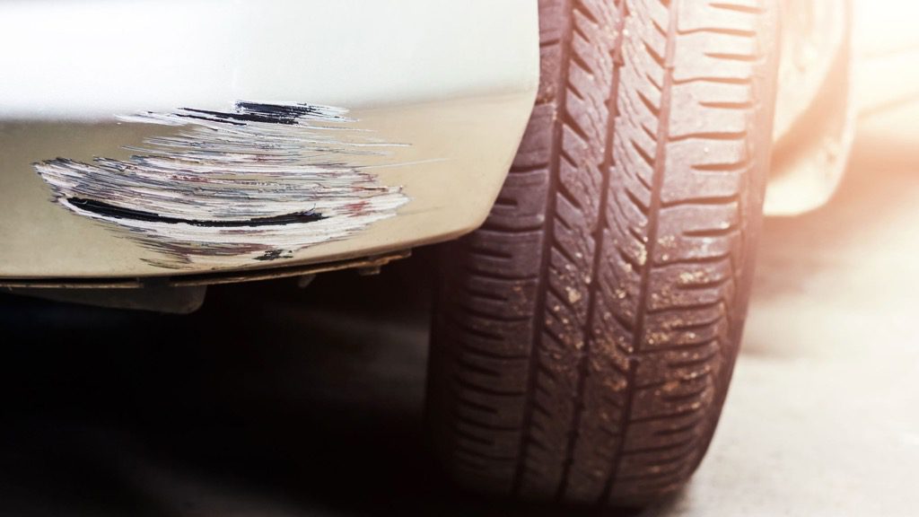 Chegou ao estacionamento e tinha o carro danificado?