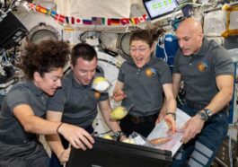 Astronautas no espaço com comida