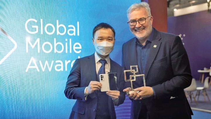 À gauche, Billy Zhang, vice-président et responsable des ventes et services externes chez Oppo