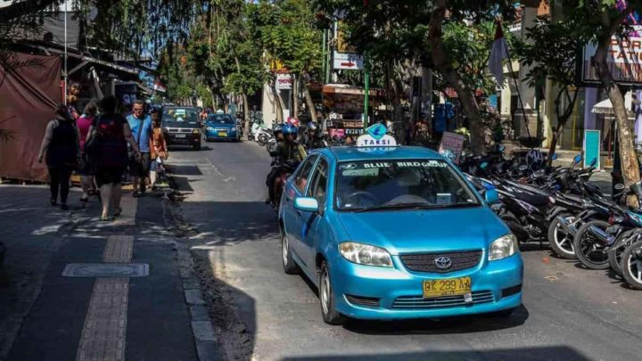 Cette compagnie de taxi veut électrifier sa flotte et est passée des tramways Tesla à BYD 3 Taxi Blue Bird à Bali, Indonésie