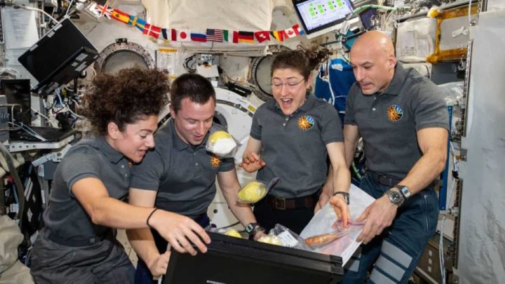 Astronautes dans l'espace avec de la nourriture