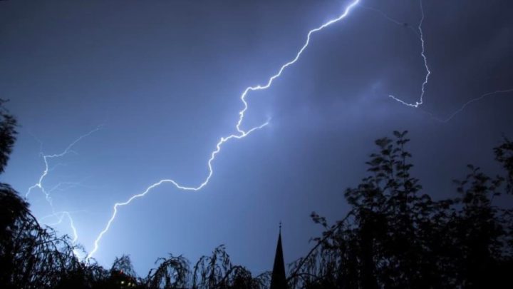 Révolutionnaire : les scientifiques ont découvert comment extraire de l'électricité propre de l'air 2 Image de l'électricité disponible dans l'air