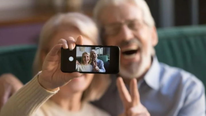 Les personnes âgées avec un iPhone
