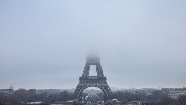 Smog à Paris, France