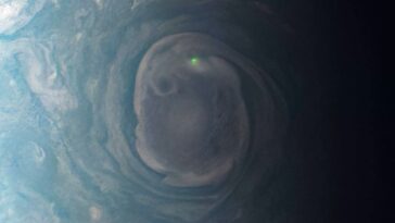 Imagem de um relâmpago em Júpiter captado pela sonda da NASA Juno