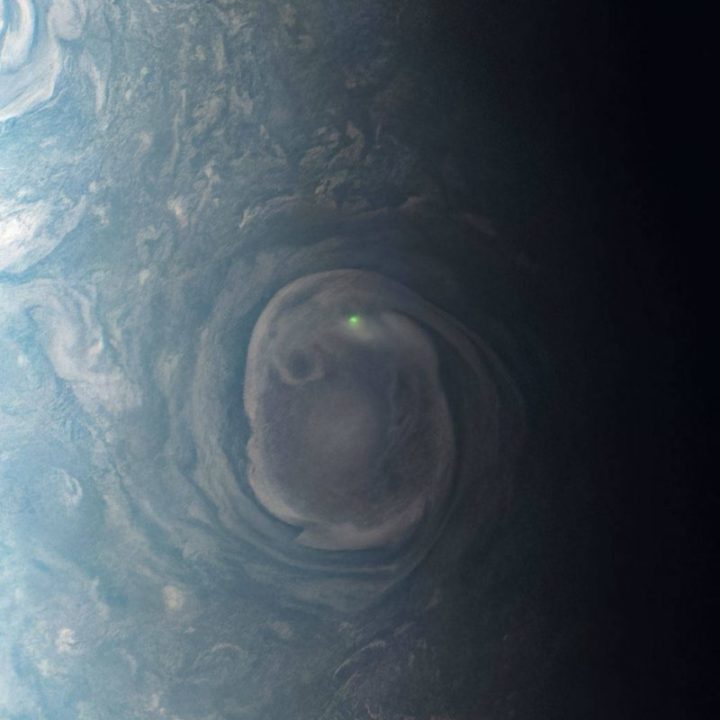 Juno photographie des éclairs verts traversant l'atmosphère de Jupiter 4 Juno photographie des eclairs verts traversant latmosphere de Jupiter