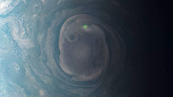 Juno photographie des éclairs verts traversant l'atmosphère de Jupiter 2 Image de la foudre sur Jupiter capturée par le vaisseau spatial Juno de la NASA