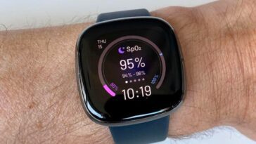 Ilustração de smartwatches usados para detetar Parkinson